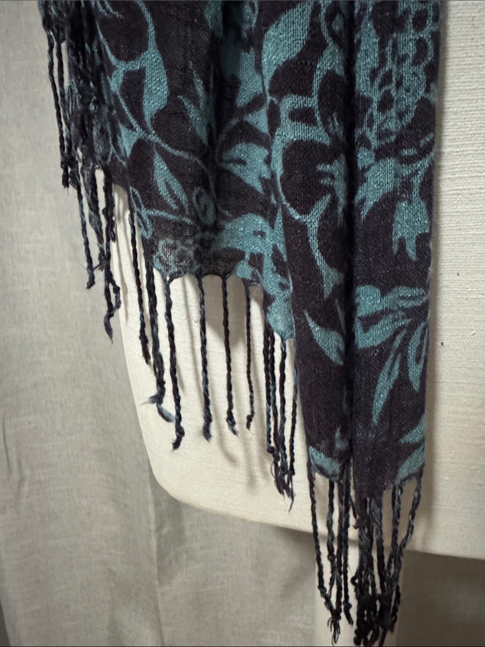 FREE WITH $25 PURCHASE-Lightweight Scarf-Blue Tones-Fringe-GUC - Picture 4 of 10